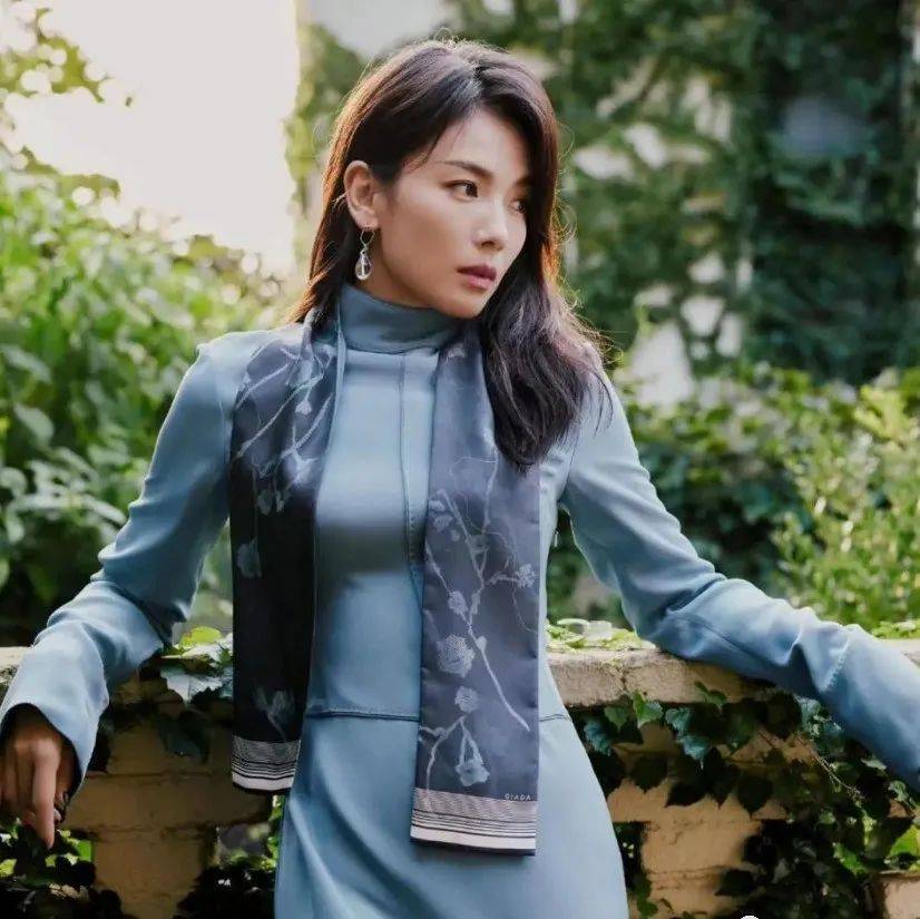刘涛44岁真实状态街拍,走路似农村大妈,形象大跌令人唏嘘_表演_公众