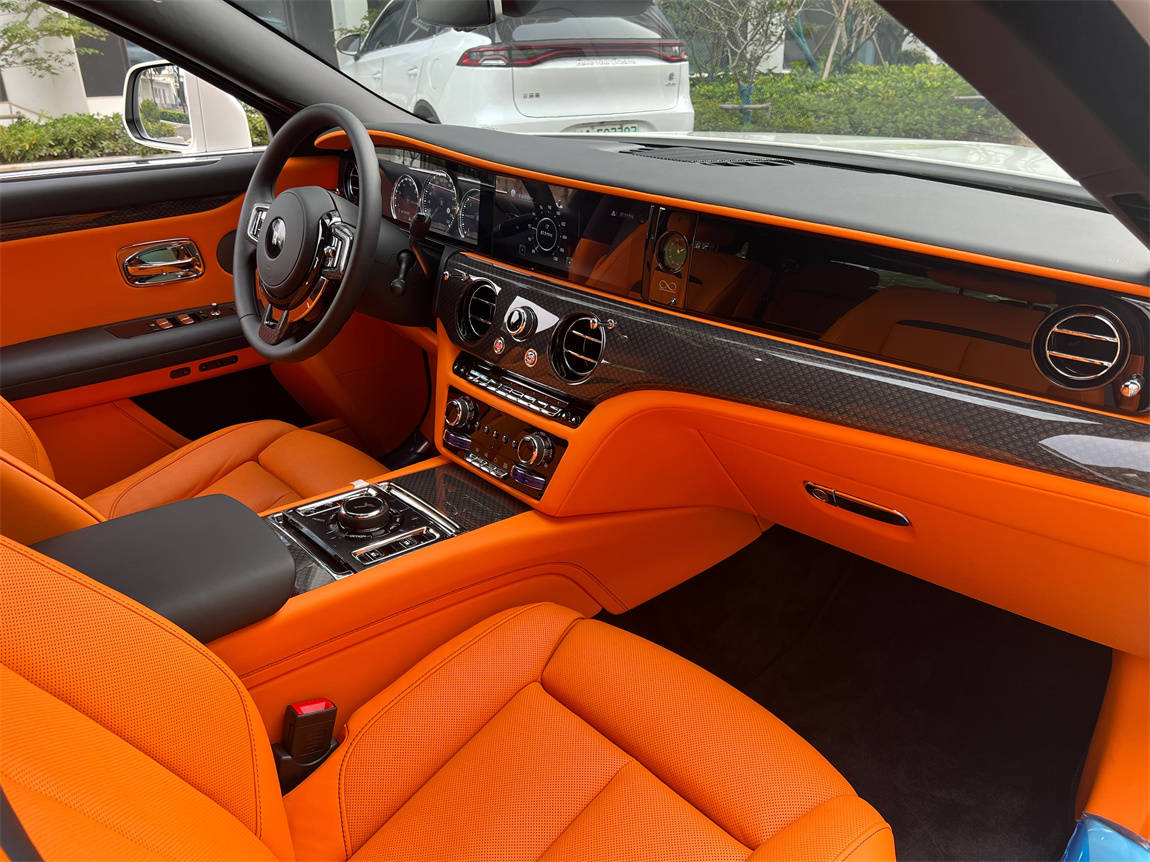 内饰方面,劳斯莱斯古思特内饰的一切都是由工人纯手工打造的,还有随处