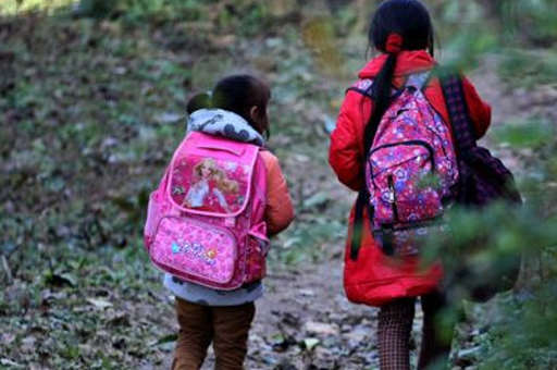 小女孩放学回家路上,怪叔叔总偷偷给她钱,妈妈知道后,吃惊不已_男人