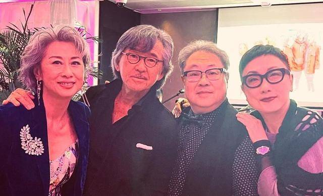 与此同时,林子祥的现任妻子叶蒨文虽然在场,但她似乎有意避免与吴正元