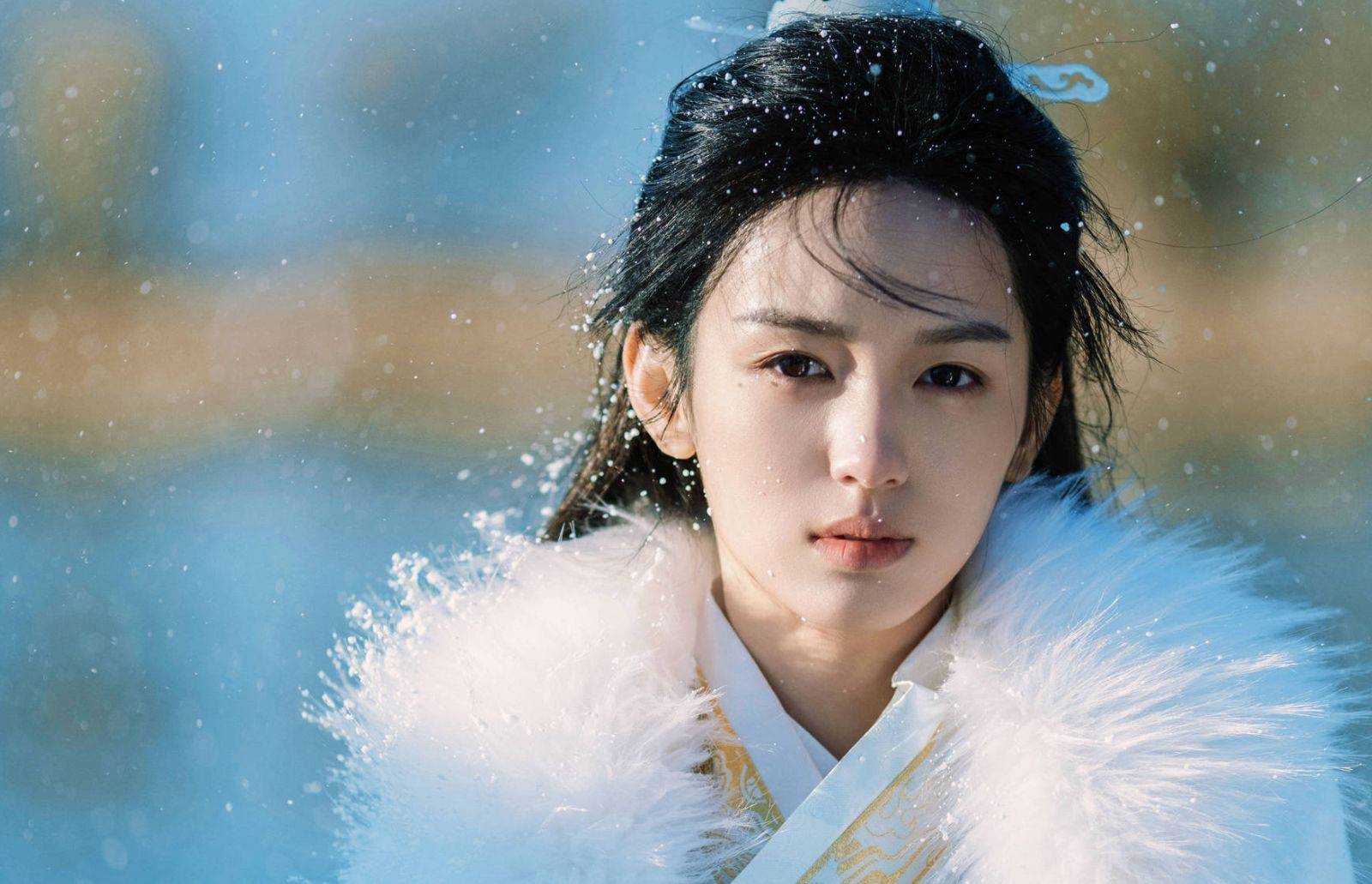 周也玉簪冠发英气十足 穿白衣锦袍化身俊朗少年_画面_造型_仙境