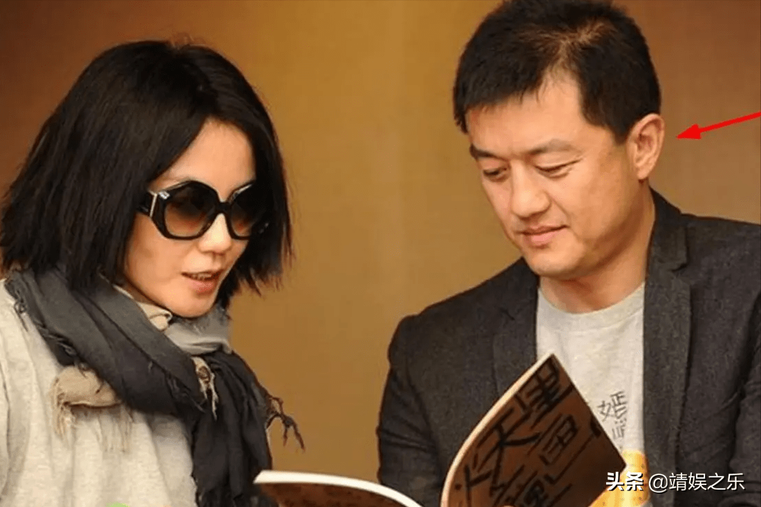 李亚鹏再婚后首露面,现身医院照顾妻儿,跟路人打招呼难掩幸福_王菲