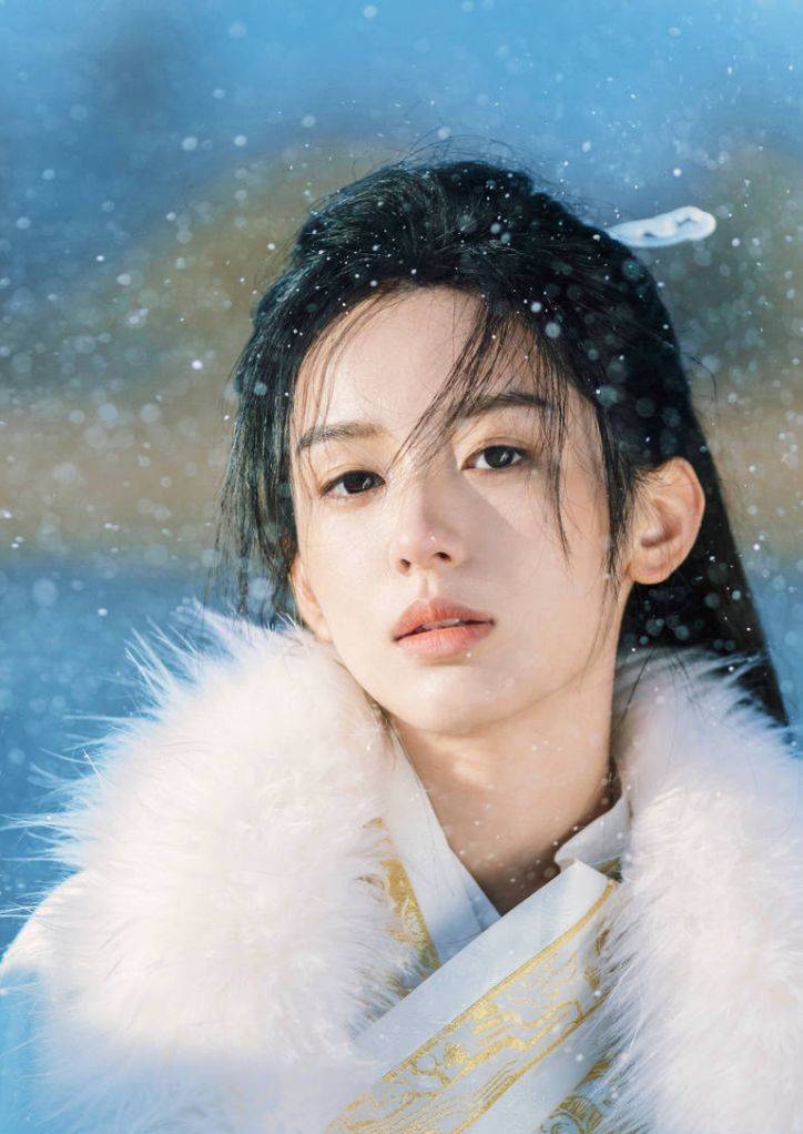 周也玉簪冠发英气十足 穿白衣锦袍化身俊朗少年_画面_造型_仙境