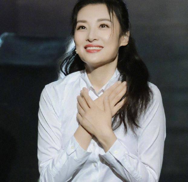 电视一姐周涛饭拍清纯似少女,网友追问:别逗了,她真有52岁?