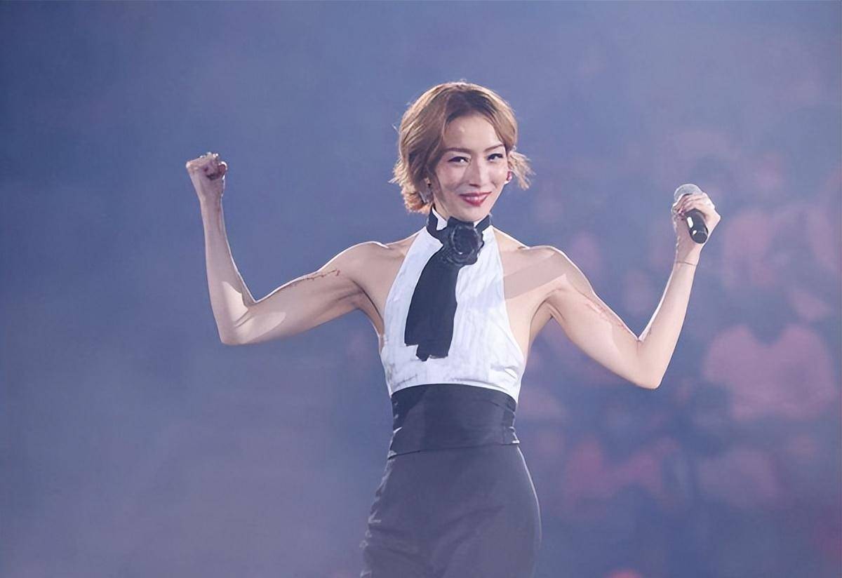 郑秀文瘦太狠认不出!