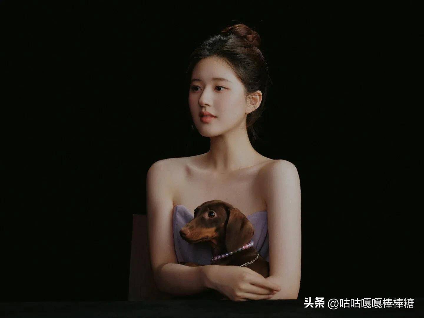 赵露思紫色抹身材长裙,丸子头优雅大方,充满东方的神秘美貌_cp_代表作