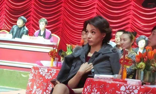 看了董卿的生图,化妆了长相都这么一般,素颜更是普通阿姨.