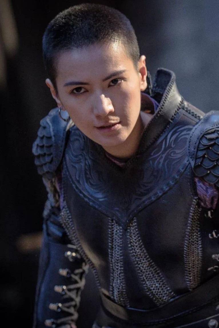 舍不得眼线假睫毛,就别硬演女扮男装了,这5位反串