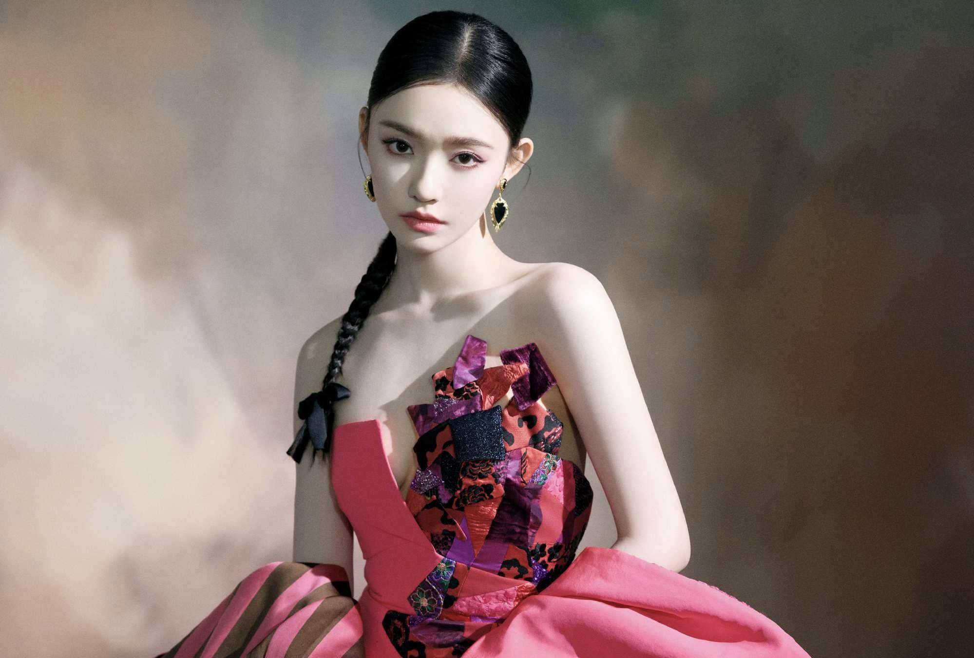 gq盛典看点多:杨幂提大白菜包,杨天真满身娃娃,三位女明星撞款_林允