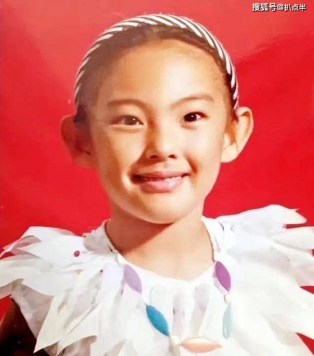 她跟着母亲相依为命,但母亲为了赚钱养家,不得已将女儿放在亲戚家寄养