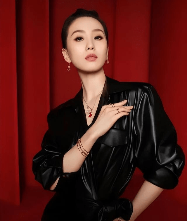 刘诗诗温柔浅笑娴熟大方,身穿黑色皮衣干练酷飒_时尚_魅力_照片