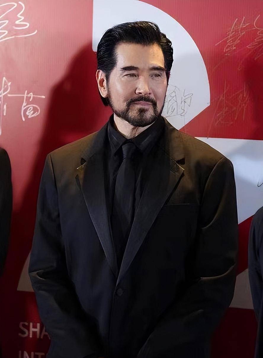 费翔很长时间没有出现,他留着让人兴奋的胡子,她的身材比年轻时还要高