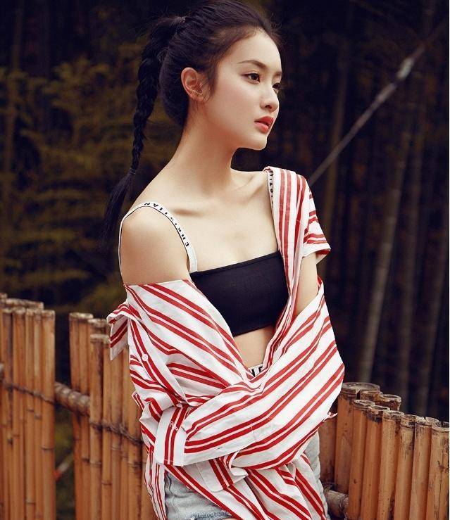 "咬一口"的牛仔短裤搭配破烂衬衫,赖雨蒙展现别样女神气质!