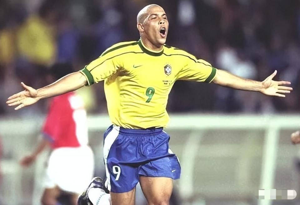 菲戈:梅西和罗纳尔多处于一个时代,罗纳尔多依旧当仁不让是球王_足球