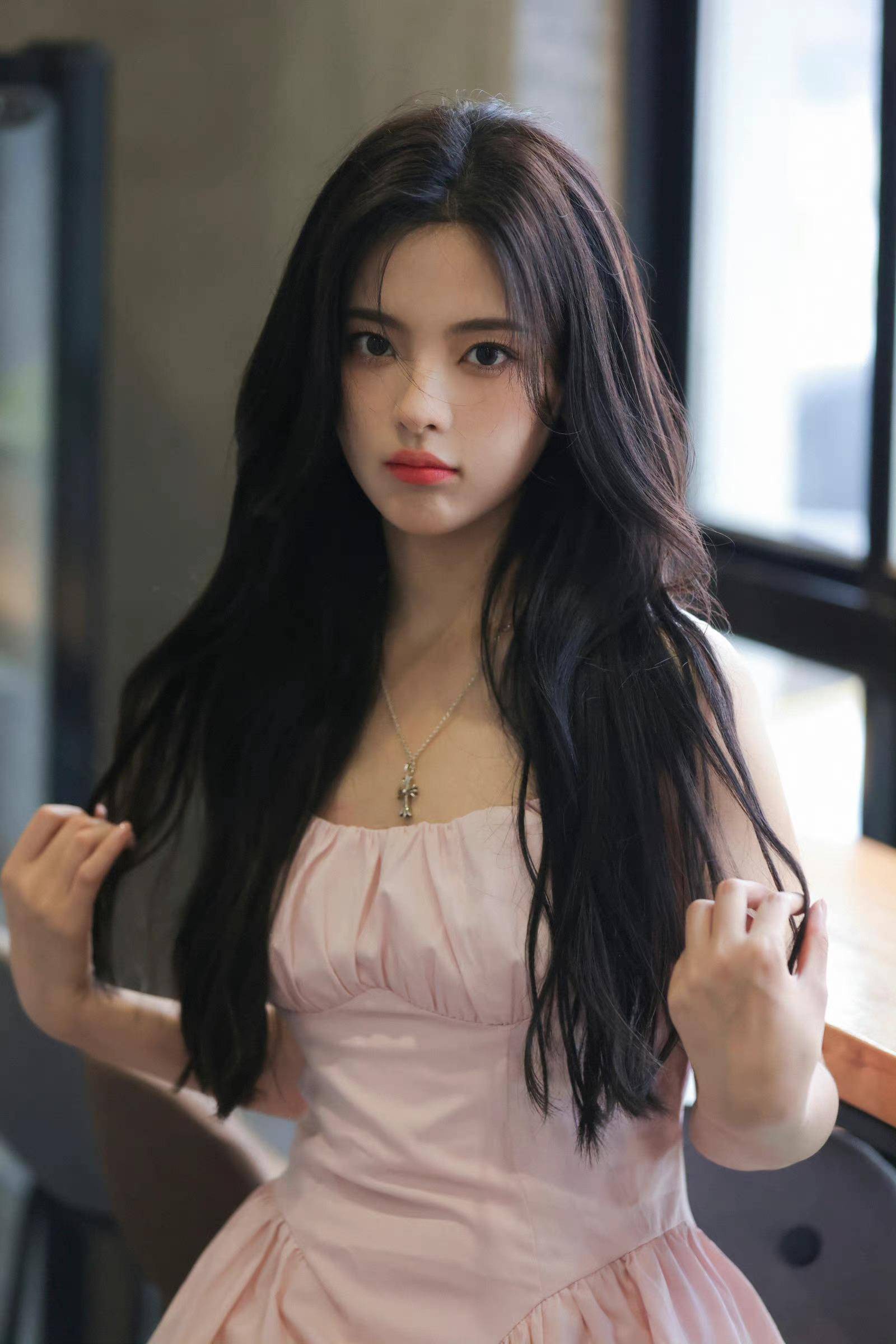 杨超越写真曝光,一袭公主裙,穿出时尚减龄的少女感_花花_小越_什么