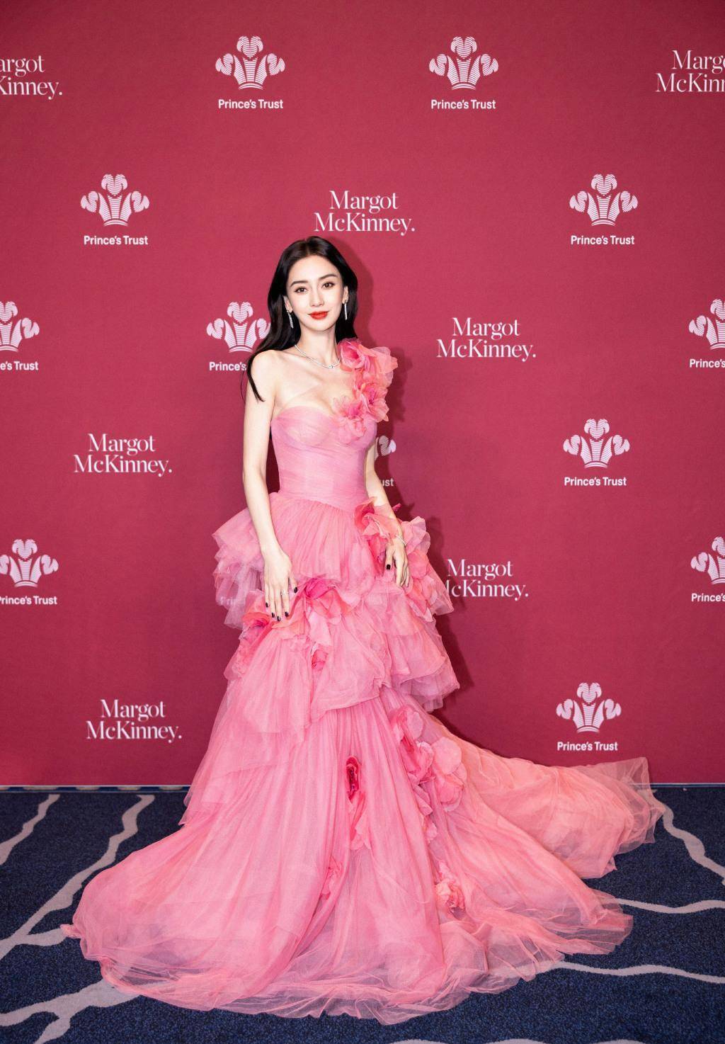 angelababy粉色花朵纱裙美出圈似人间芭比,网友内娱神颜无代餐!