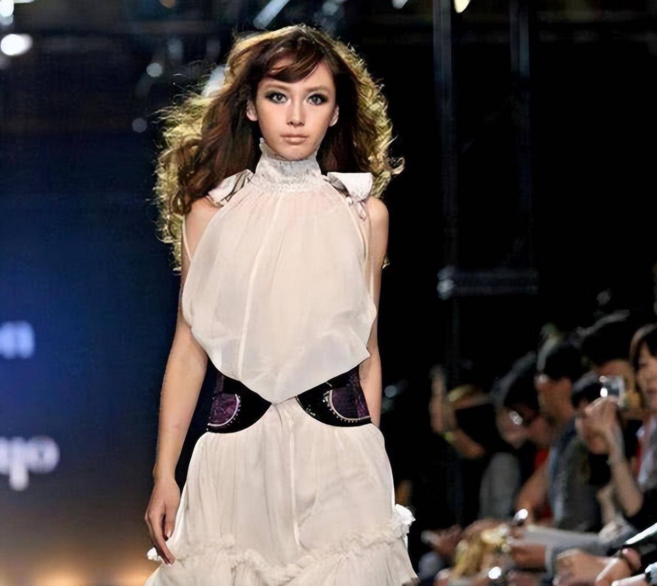 杨颖15岁在日本走t台,满身的风尘味,黄晓明见过吗?_舞台_形象_观众