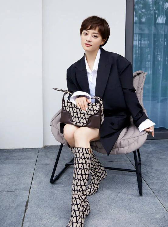 孙俪养生效果看得见,穿短裙膝盖一点不黑,脸颊紧实比邓超显年轻_风格