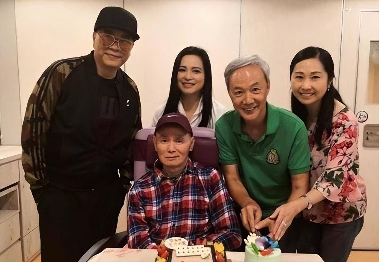 脸颊凹陷靠轮椅出行,儿女双全却老无所依_家产_刘德华_时候