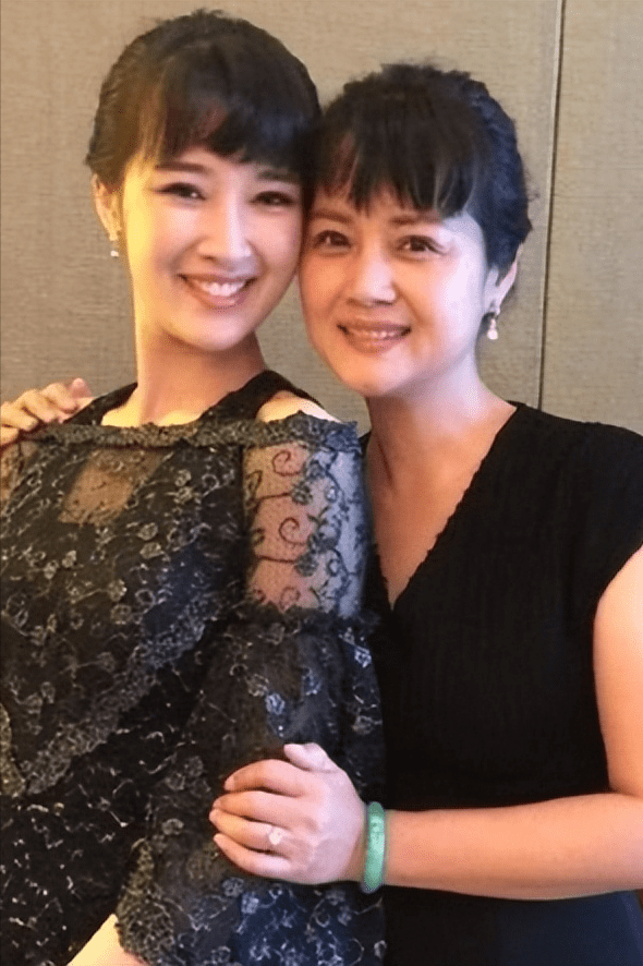 演员奚望:在继父刘之冰支持下离婚,带着女儿的她,现在怎样了?