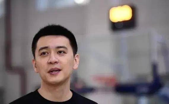 "两年前就感觉那个三太嚣张了,当时就被扒的清清楚楚,录吐槽大会穿的