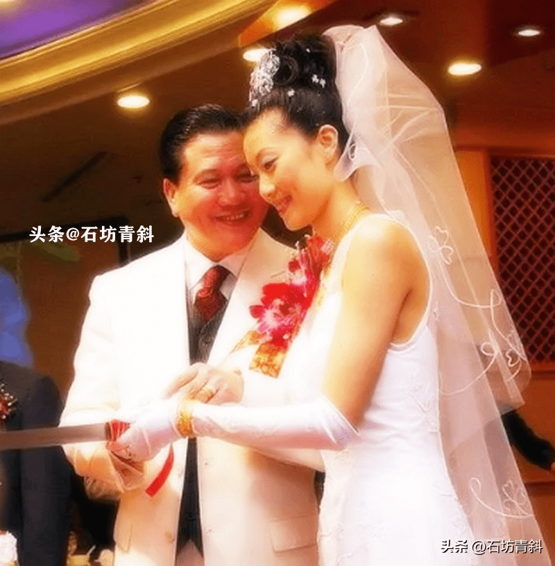 投资失败的万梓良向女友下跪,首婚为单亲妈妈,再婚娶小16岁空姐_电视