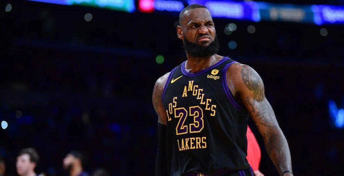 詹姆斯提前三小时步入球馆!