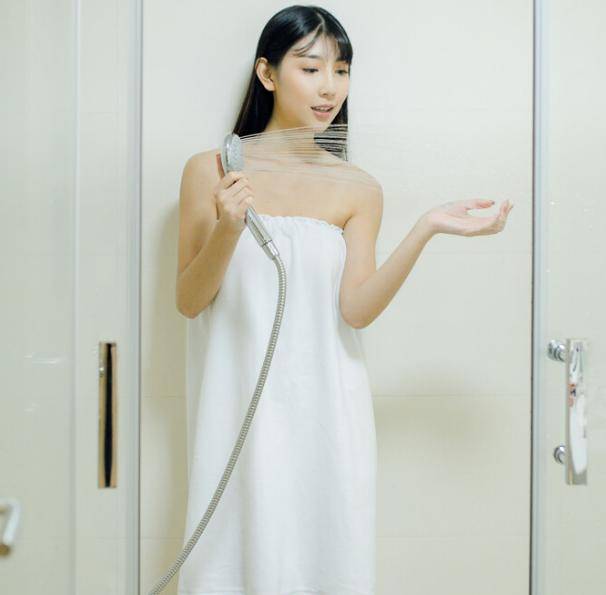 女性通常在体温上比男性高一些,因此她们需要更高的水温来感到舒适.