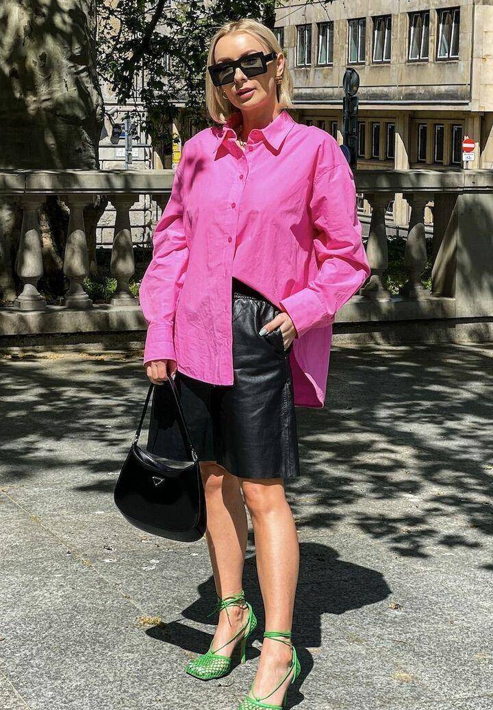 看:1粉色衬衫和裤子的搭配像粉色衬衫一样统一呈现优雅色调,打造独特