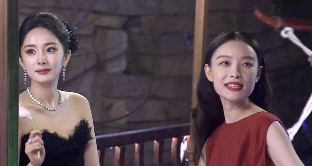 莫文蔚是真的老了,骨相的问题也全都暴露出来,凸嘴非常明显,这套垫肩