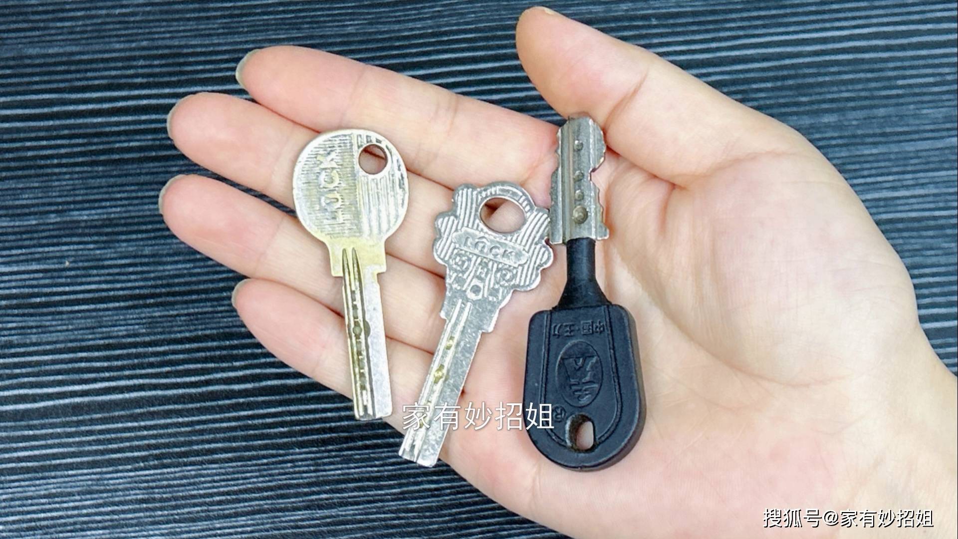 出门前,记得用钥匙碰一下门把手,很多人不知咋回事,看完涨见识_搜狐汽车_搜狐网