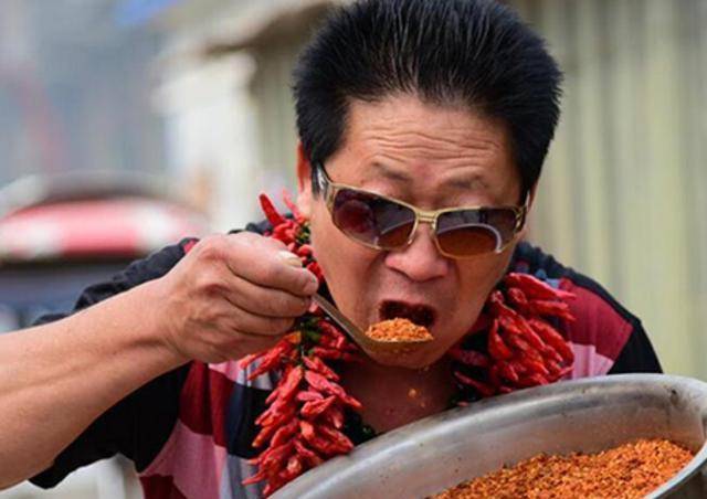 "辣王"李永志:参加无数吃辣大赛,一天5斤辣椒配白酒,他胃还好吗?