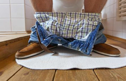 不论男女,蹲厕所时发现大便"先硬后软",或许是拜"它"所赐!