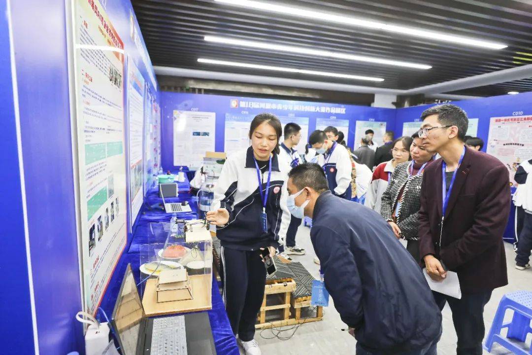 首先,刘建军莅临广州大学附属东江中学参加了第18届河源市青少年科技