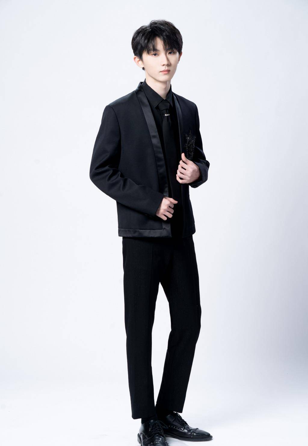 马嘉祺手机屏保曝光,黑底白字的加油很醒目,网友质疑他又立人设_公司