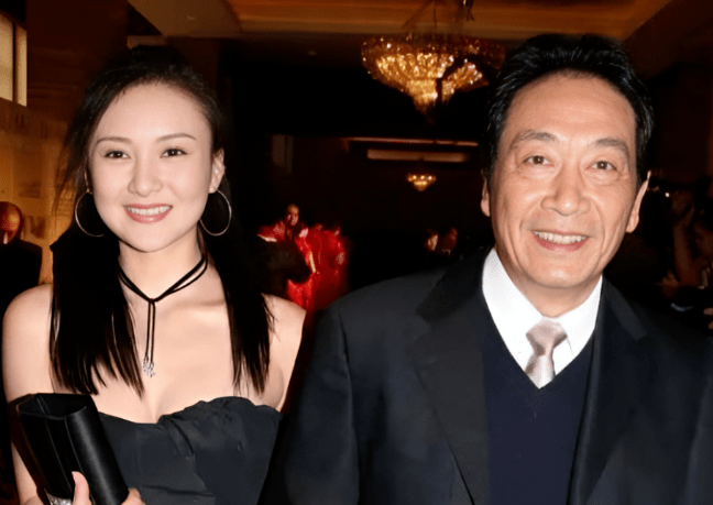 77岁满头白发的王奎荣,子女尚年幼,小31岁妻子仍风华正茂_饶芯语_工作
