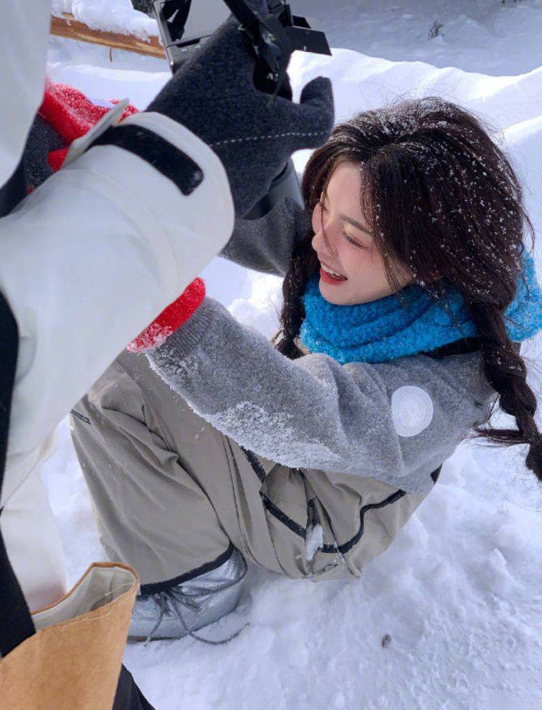 杨超越初雪惊艳拍照!红手套双马尾俏皮,引爆时尚焦点!_红色_照片_冬日