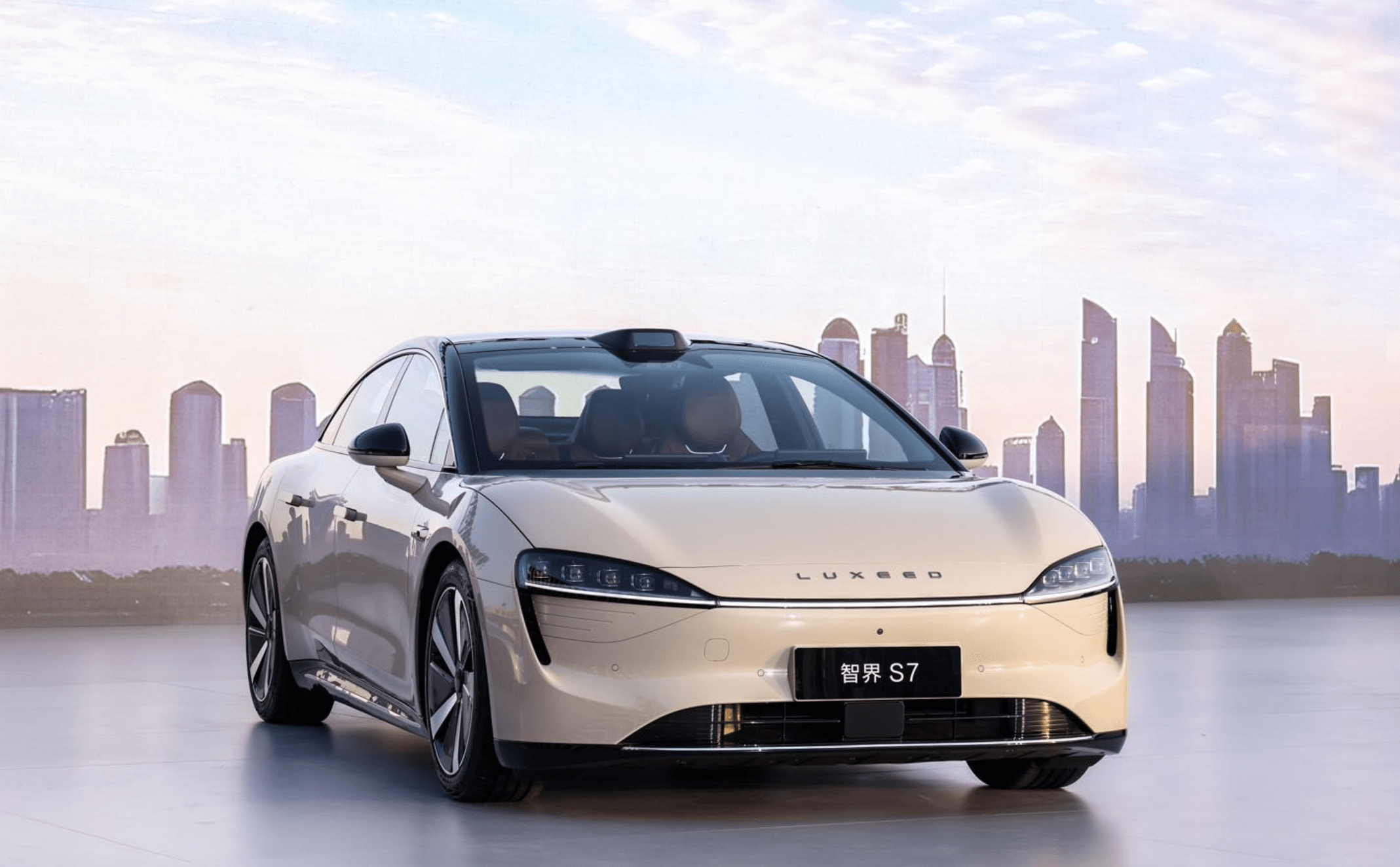 华为首款轿车智界 s7 首批到店,新能源汽车市场的新热门