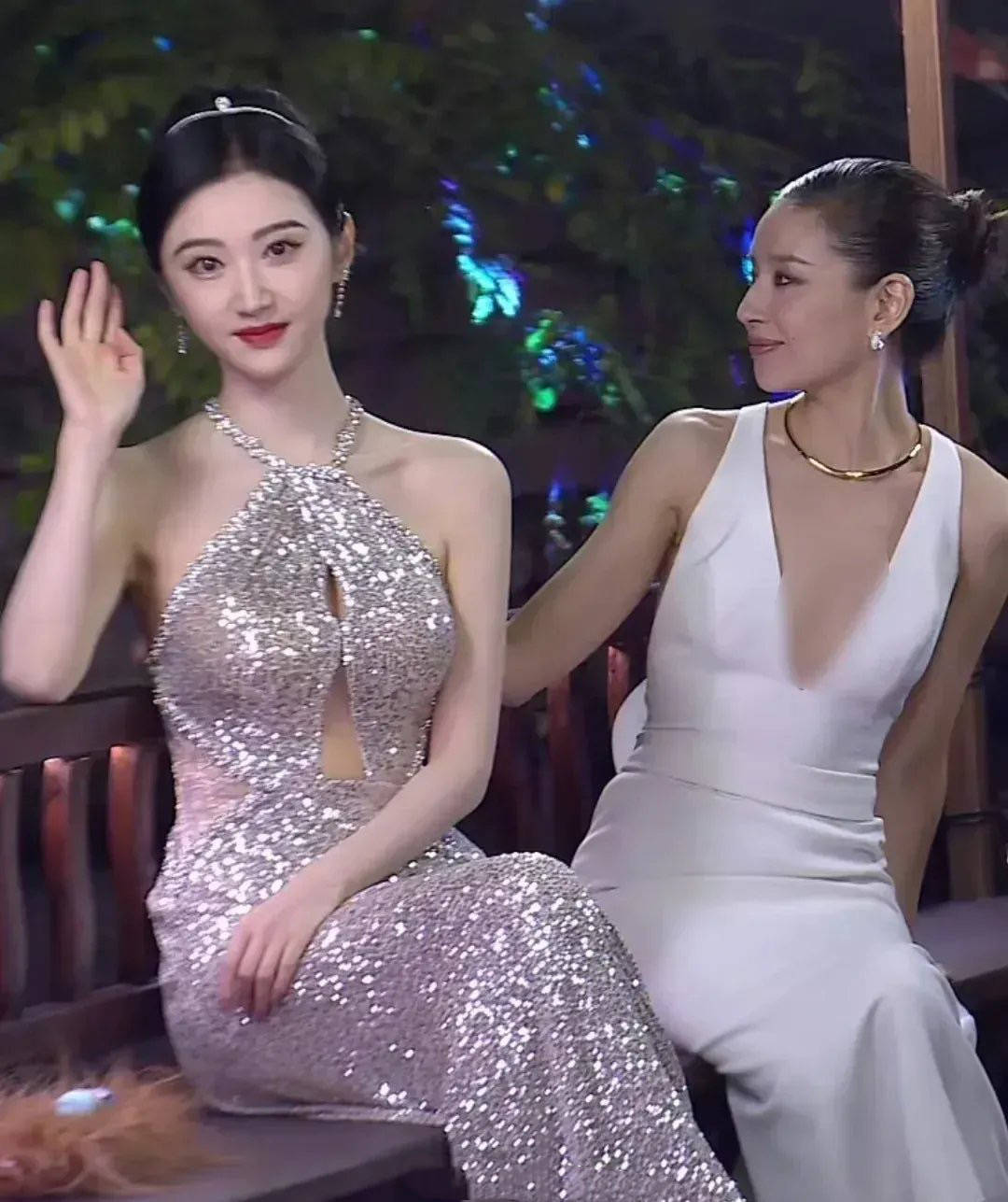 景甜又美出圈了,穿亮片挂脖裙端庄贵气,同框朱珠,董洁也不输_大衣