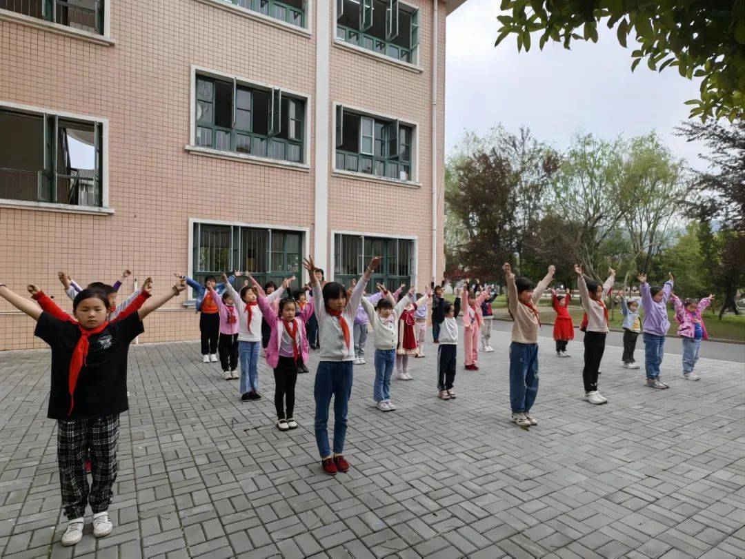 石门县雁池乡完全小学 黄文君