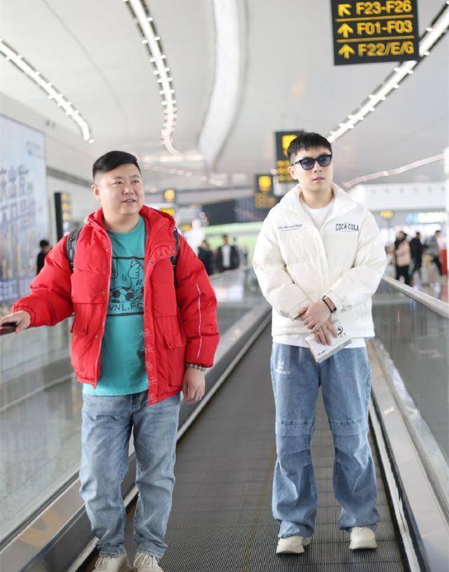 德云社海口专场结束,演员晒海景照备受羡慕,跟着张鹤伦就是享福_演出