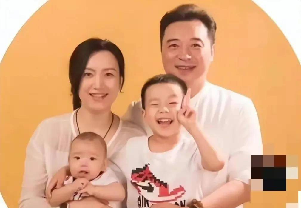 演员张晞临结婚娶初恋,48岁才做父亲,如今和小儿子相差51岁