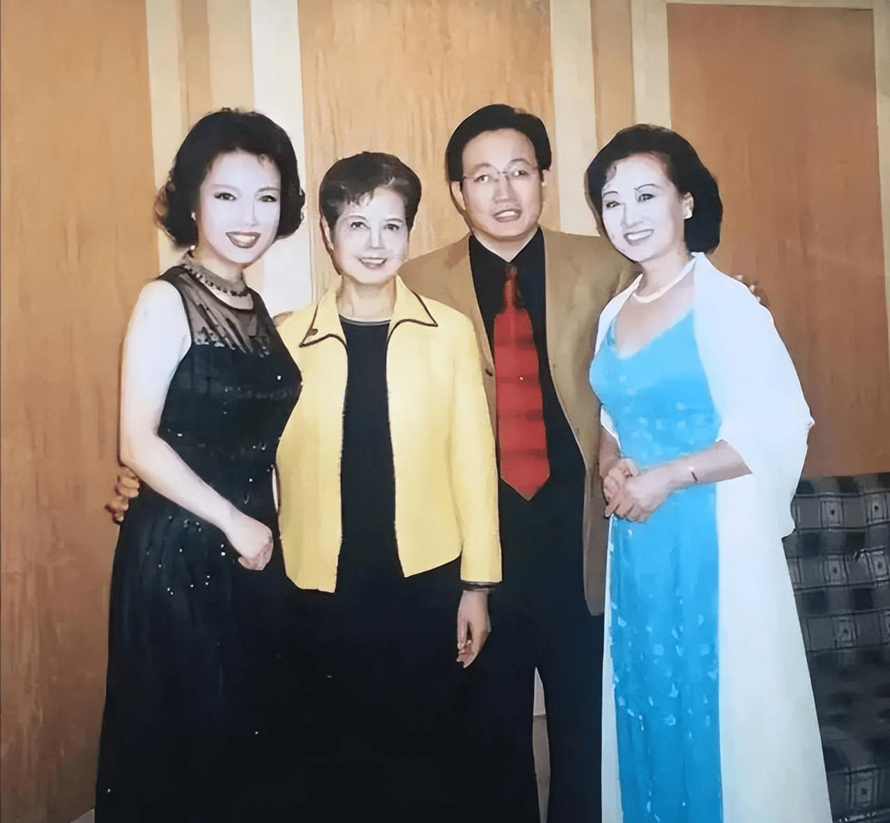 他不仅要照顾家庭,晚上还要带着哭闹的女儿去院子里散步,让张越有一个