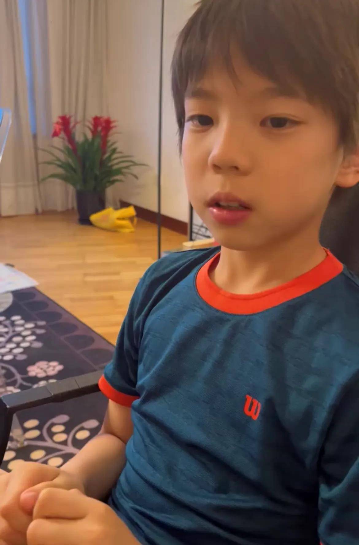 偶遇杜江霍思燕儿子,10岁嗯哼见镜头大方打招呼,被赞很乖有礼貌_变化