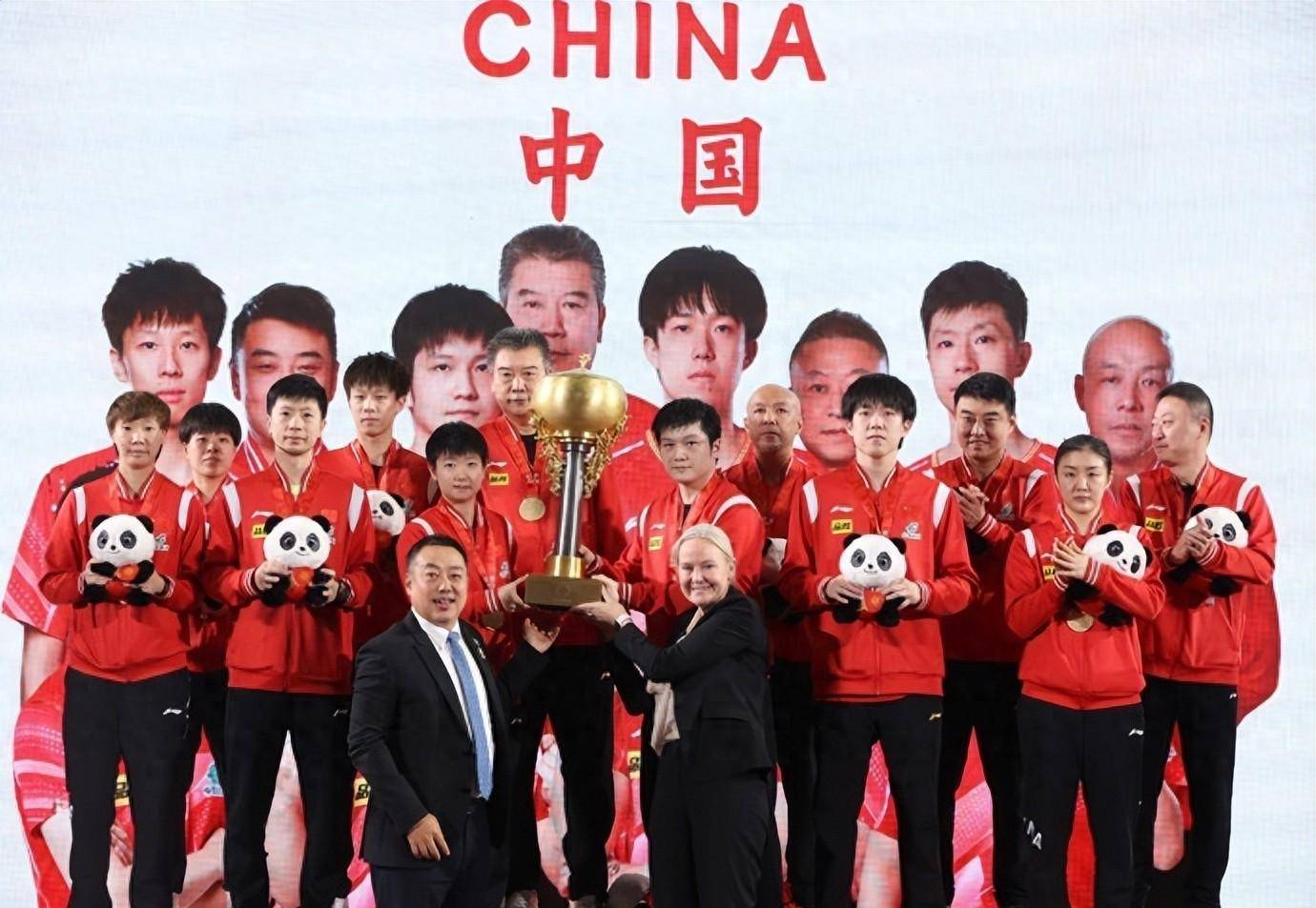 国乒队捧杯,孙颖莎与樊振东站c位,大合照中刘诗雯西装现身_乒乓球