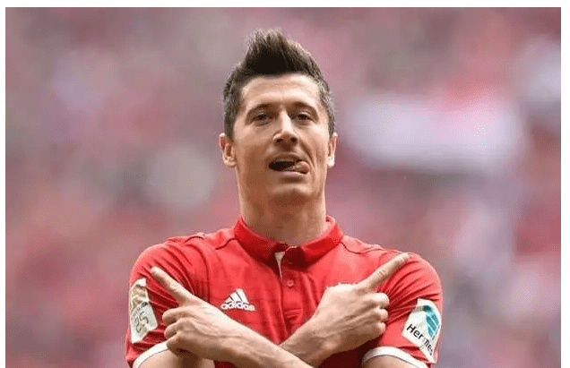 莱万的一次头球攻门机会,原本是球队扳平比分的绝佳时刻_比赛_莱万多