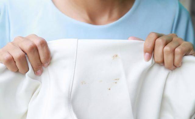 衣服上弄到奶渍不好洗?小妙招轻松处理_污渍_进行_方法