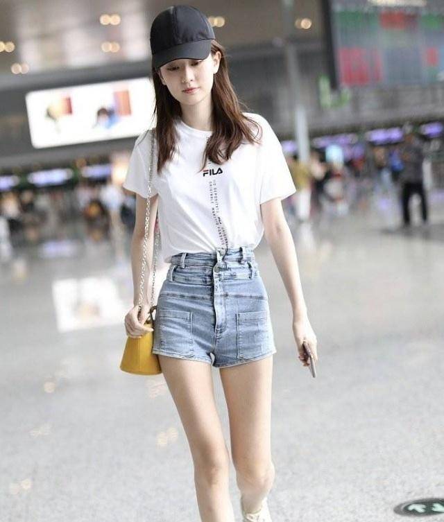 "蛇皮纹"的牛仔短裤搭配白色短袖,乔欣展示不一样的自己!