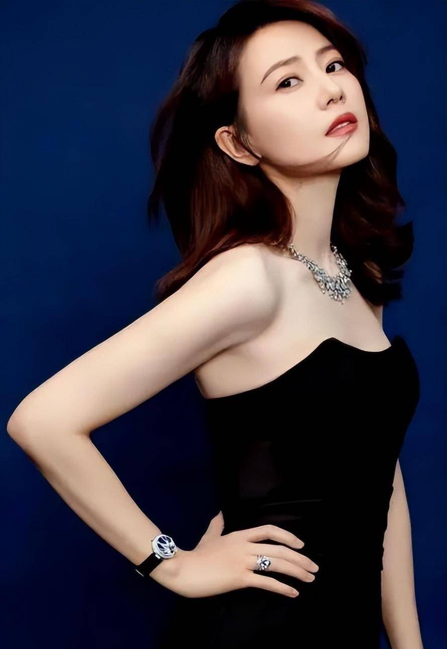 高圆圆的穿衣风格在娱乐圈中一直脱颖而出.