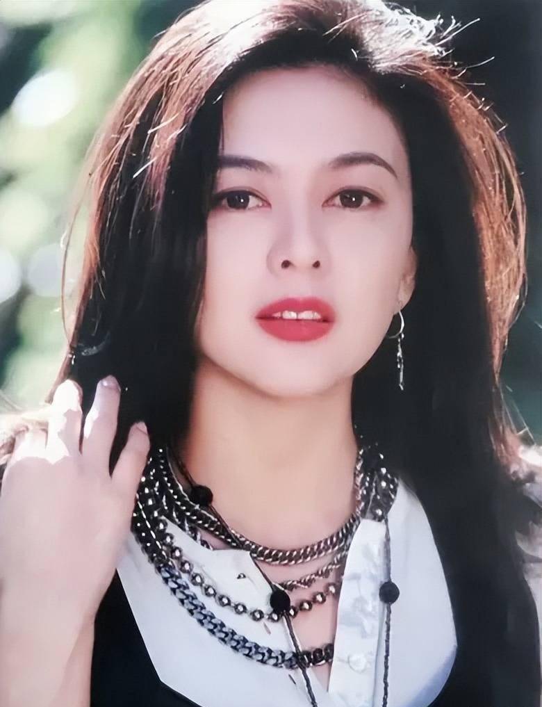 关之琳时尚大片曝光,美背玉腿太吸睛,"美人迟暮"也依然是大美人